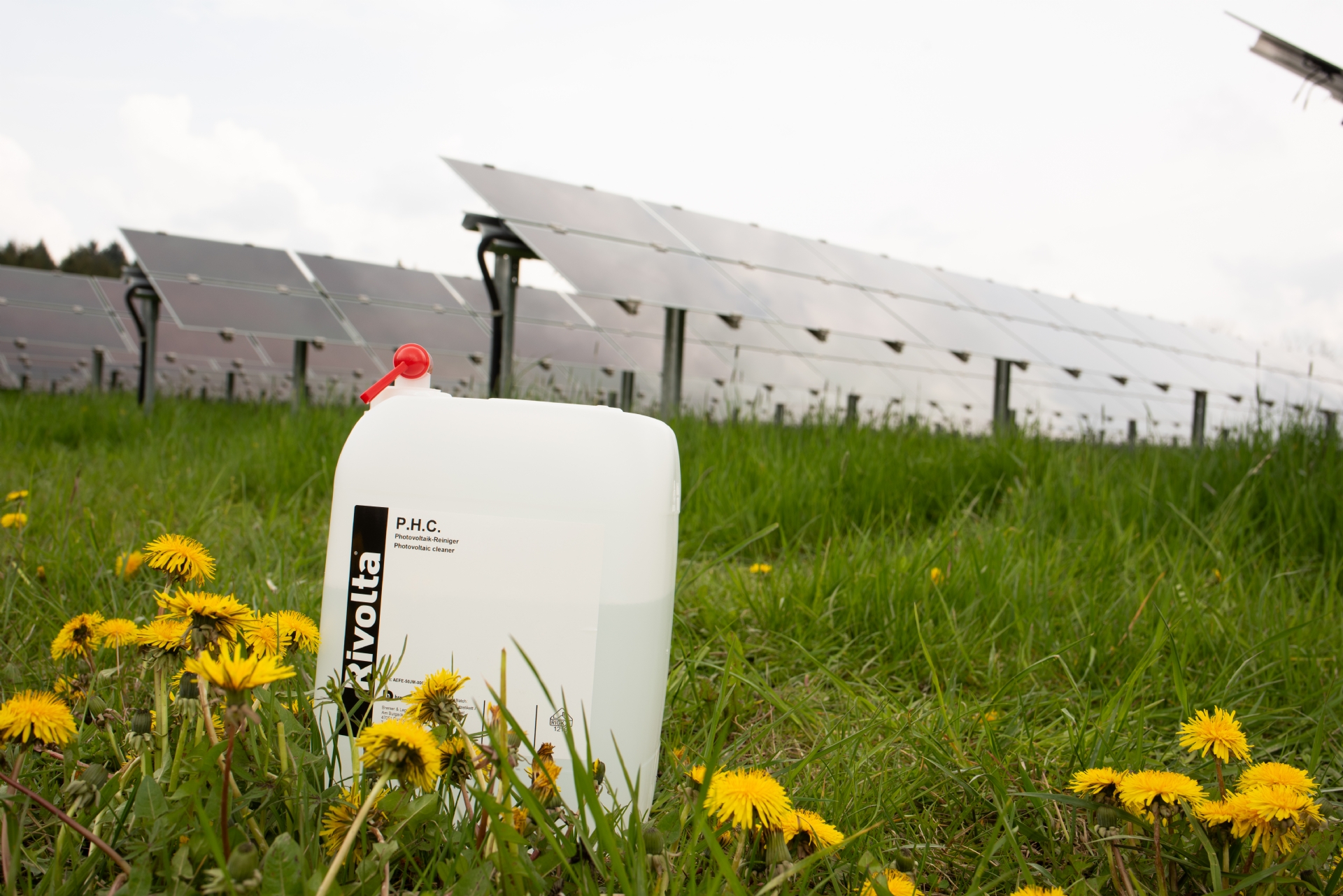 Maximum performance for your photovoltaic system - up to 30% more yield through regular cleaning